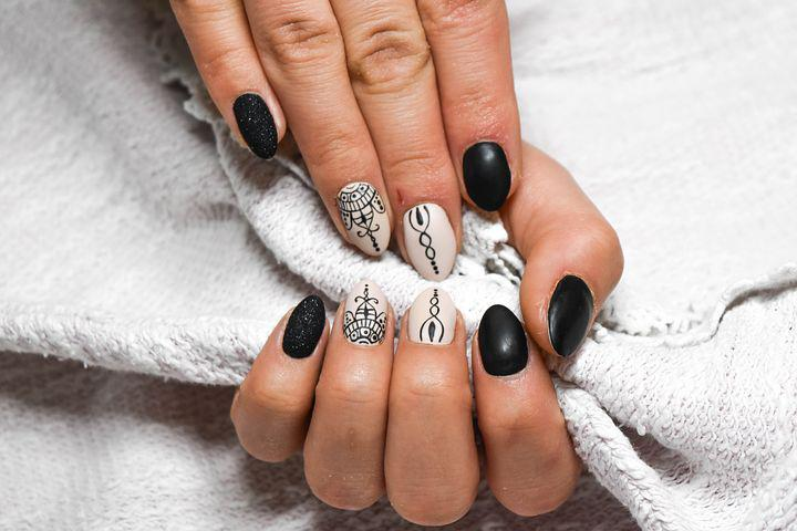 black and white manicure patterns